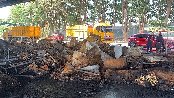 雲林斗六市竹圍大橋下昨天上午發生火警，燃燒物多為大型廢棄家具。記者陳苡葳／攝影