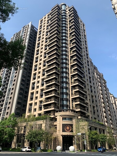 國泰建設在台中七期推出的「國泰層峰」,標榜全棟SRC結構,採高韌性鋼構梁柱接頭及BOX箱型鋼骨。照片業者提供