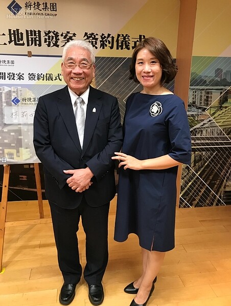 將捷集團總裁林長勳(左)與將捷建設董事長林莉婷(右)。好房網News記者李彥穎攝