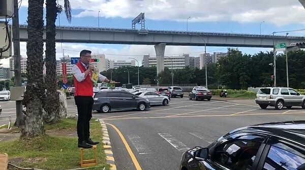 市議員陳明義發起網路連署,要求增設林口北入匝道,並在路口發傳單。圖/陳明義服務處提供