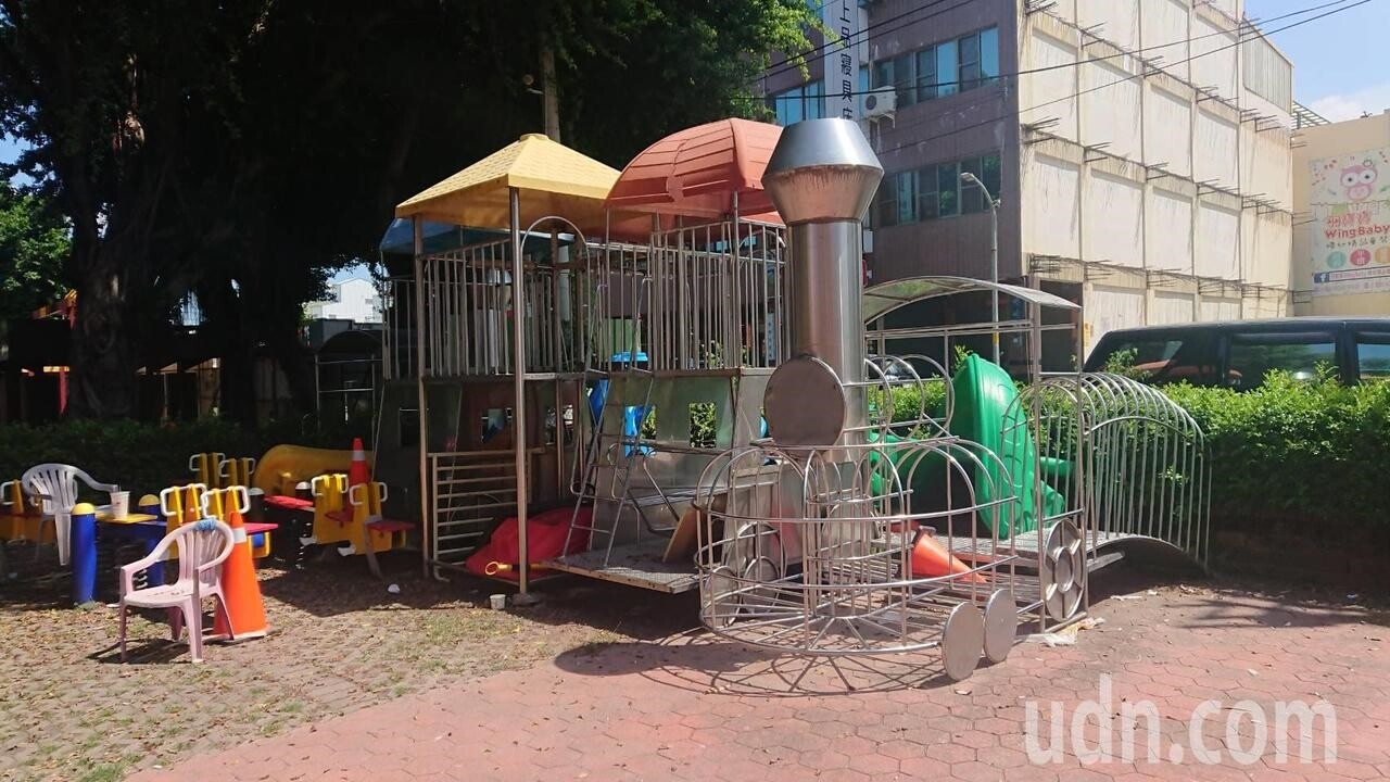 彰化縣田中兒童公園移除的兒童遊憩設施。記者簡慧珍/攝影
