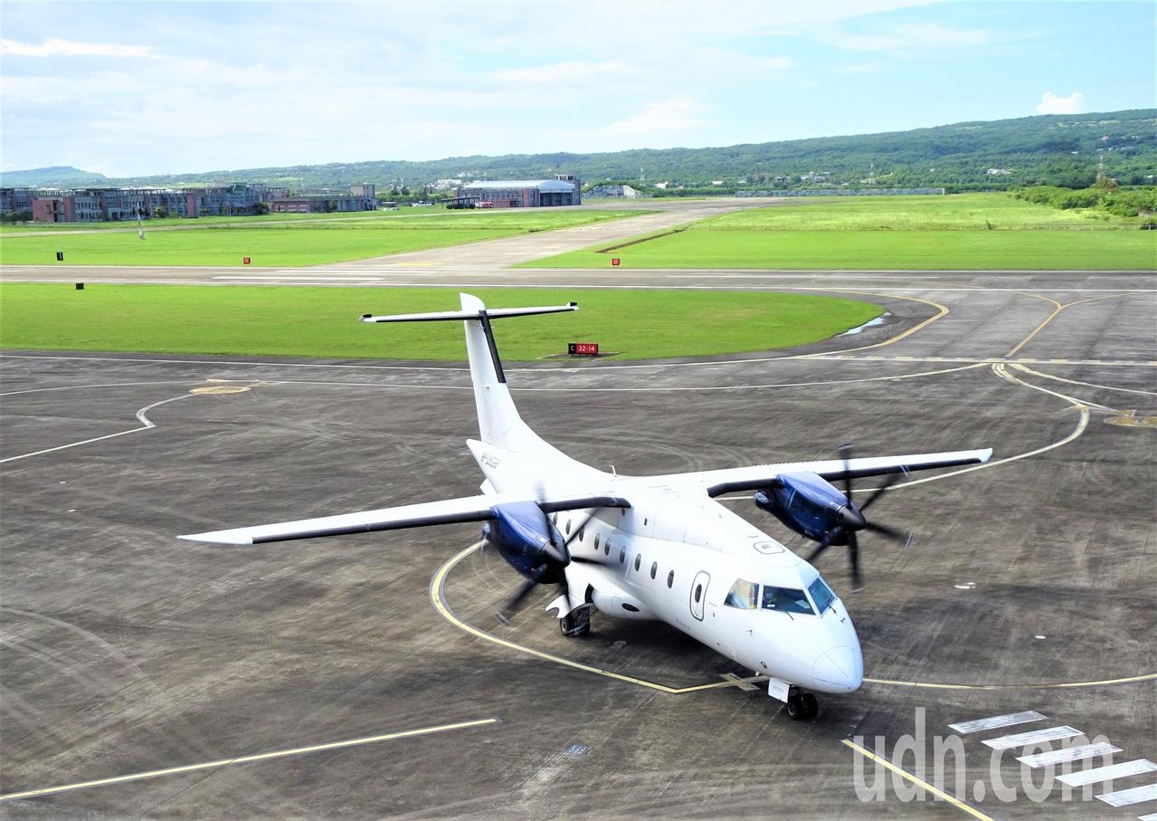 菲律賓白金航空今天安排1架中型螺旋槳引擎客機進行包機「空機試飛」，上午從馬尼拉機場飛至恆春機場，力推外國包機活化恆春機場的屏東縣長潘孟安到場觀看過程。記者潘欣中／攝影