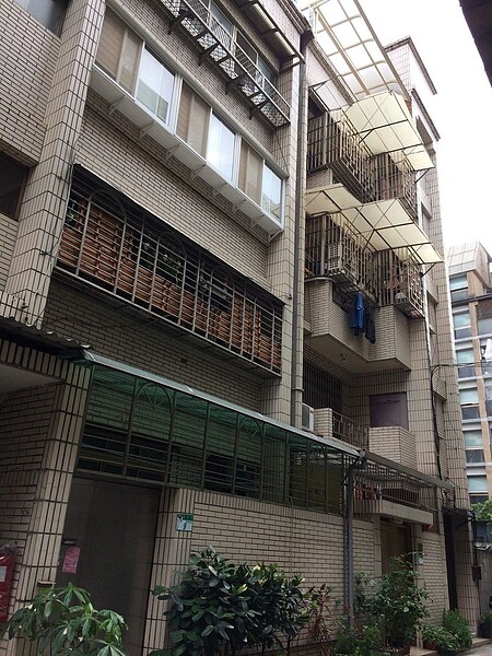 大安區「旭大華廈」裝設電梯前。圖/台北市都更處提供