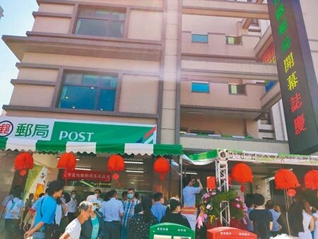 台中市北屯區敦化路郵局21日舉行啟用典禮,公告未來郵局2、3樓徵租「套房」。(張妍溱攝)