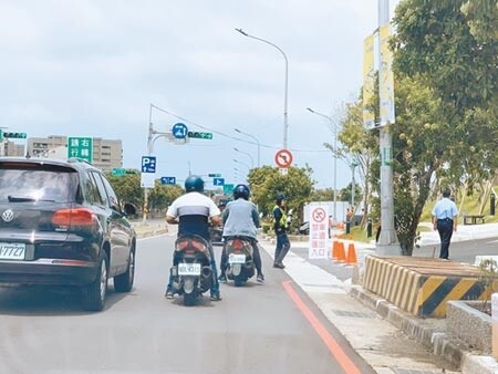 中壢青埔大型商場陸續開幕，有民代憂心塞車狀況日益嚴重，希望市府超前部署，提出解方。（賴佑維攝）