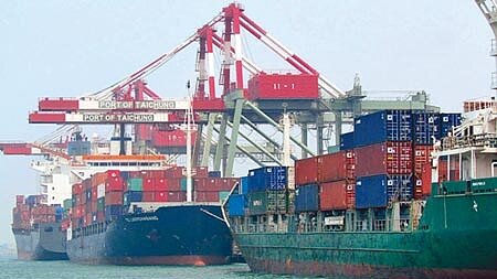 外銷訂單連六紅!經濟部昨公布8月外銷訂單454.9億美元,較去年同期增加13.6%,創歷年8月新高。圖為台中港。(本報資料照片)