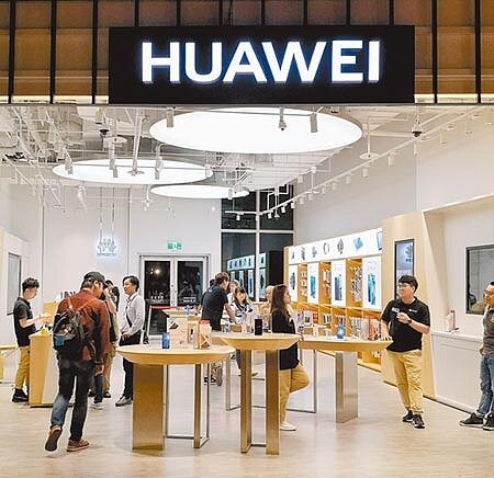 美制裁華為,台廠撐不下去,裁員百餘台勞。圖為華為三創門市。(本報資料照片)