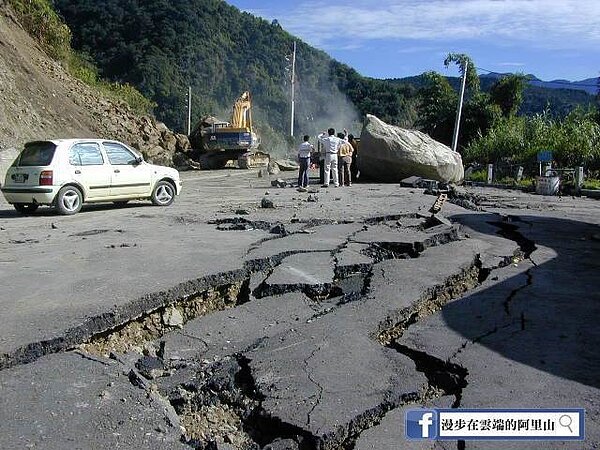 嘉義縣知名臉書粉專「漫步在雲端的阿里山」版主黃源明分享民國88年921地震後，搶修阿里山公路的情況。圖／黃源明提供
