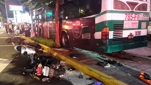 台北市公車撞上人行道，造成1死1傷。記者廖炳棋／翻攝