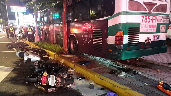 台北市公車撞上人行道，造成1死1傷。記者廖炳棋／翻攝