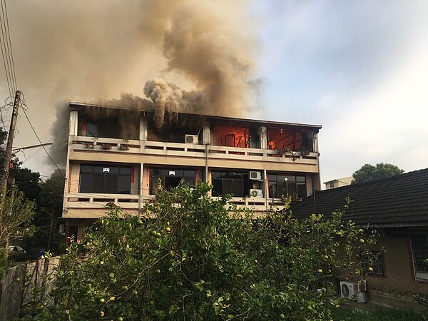 古坑鄉東和村廣濟路一處連棟民宅下午4點30分發生火警,所幸無人受困。圖/讀者提供