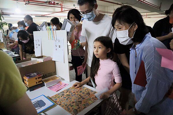 新北工務局和內政部建築研究所合作,在汐止白雲山莊辦理防災園遊會,工務局安排的防災桌遊、闖關遊戲,受到小朋友們熱烈歡迎,讓防災教育向下紮根。圖/新北市政府提供