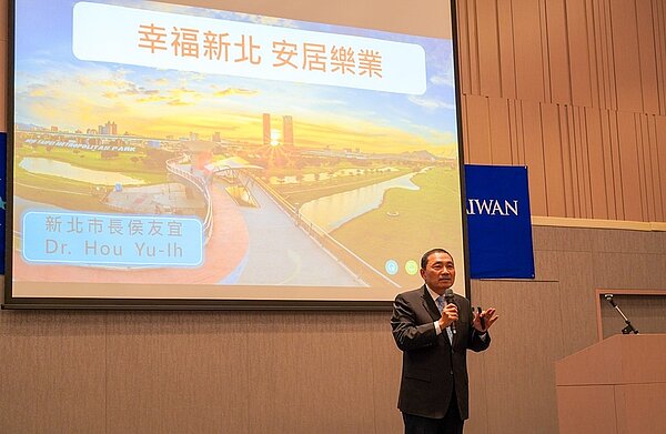 新北市長侯友宜與歐洲在台商務協會人士會面,說明塭仔圳、五股垃圾山的處理事宜,及三環六線串聯北北桃、淡江大橋等重要交通建設。圖/新北市政府