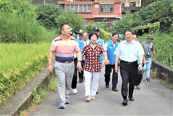 為改善新竹縣關西鎮假日易交通壅塞問題,縣府決定新闢外環道路,除辦理地方說明會,縣長楊文科(前排右一)也親自到現場勘查路線。圖/聯合報系資料照