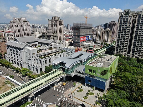 年底通車的捷運綠線與周遭成融合為城市綠帶。圖/台中市政府提供