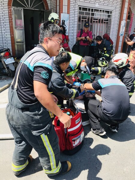 彰化縣消防隊員從火場搶救出陳宜珊，但已無呼吸心跳，送醫不治。圖／消防局提供