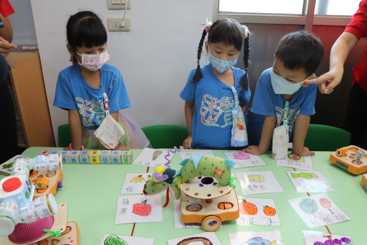 新北市新莊區思賢國小附幼學童透過KIBO機器人，學習程式語言基礎概念。記者吳亮賢／攝影