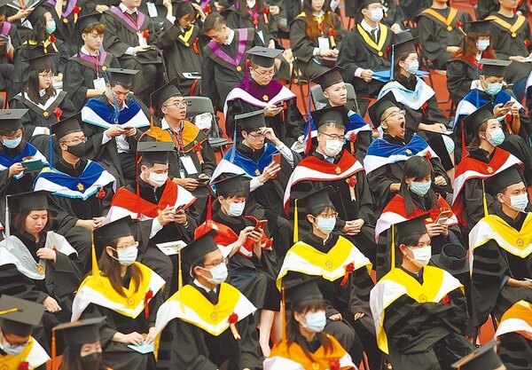 疫情衝擊減緩，8月失業率不升反降。圖為台灣大學畢業典禮，出席畢業生多數全程戴口罩。（本報資料照片）