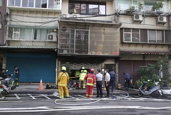 台北市內湖區康寧路一處未立案安養中心22日下午發生一起嚴重火警。記者曾吉松／攝影