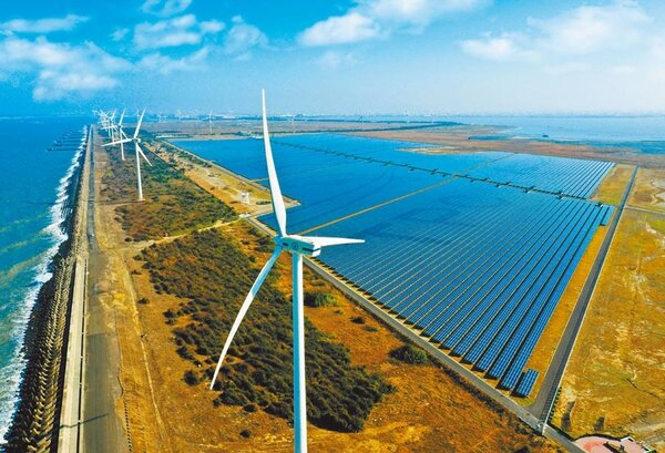 圖為「彰濱雙綠能」太陽光電場暨風力發電場。（台電提供）