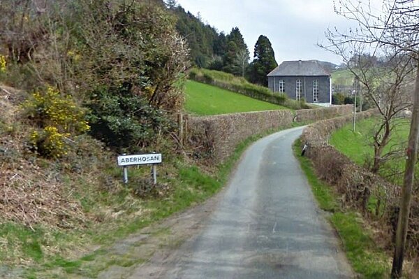 英國威爾斯波伊斯郡亞伯羅森村的Google街景,當地過去一年半寬頻上網品質有夠糟,直到近日才發現是一台二手舊電視惹禍。畫面翻攝:NorthWalesLive.com