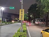 高市交通局標誌太辣　遭「自家人」拆光