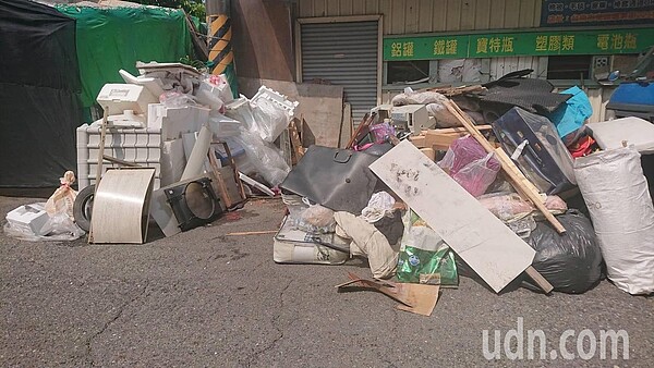 仁德成功里社區資源回收站遭亂丟垃圾10年,明裝監視器抓汙染開罰。圖/鄭晴而提供