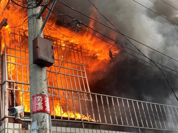 22日上午約8時豐原區南田街機械零件工廠發生火警。圖／台中市環保局提供