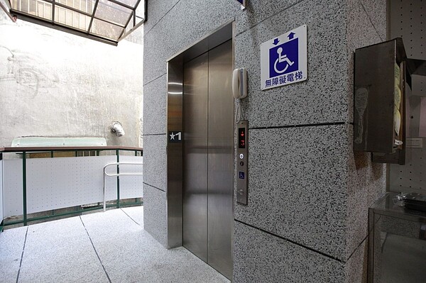 西定市場新電梯23日正式啟用。圖/基隆市中山區公所