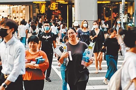 元大寶華上修今年經濟成長為1.63%。百貨、零售業絕處逢生,努力吸引疫情趨緩後的人潮。(本報資料照片)