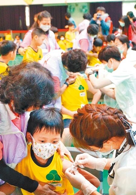 圖為永春國小學童施打流感疫苗情形。(本報資料照片)