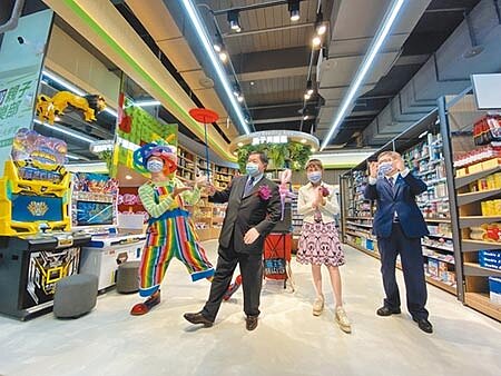 遠東集團旗下愛買台中水湳店是愛買全新三代創始店，店內廣設親子共讀區等設施。（馮惠宜攝） 