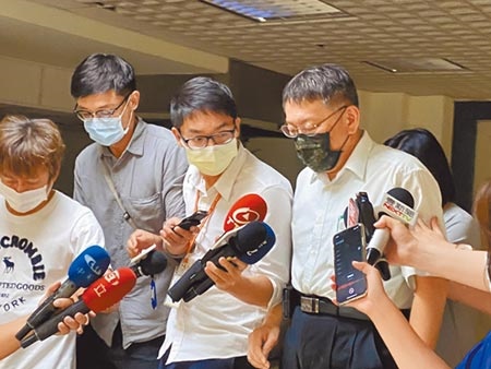 內湖未立案養護所大火死3人。議員轟柯市府螺絲鬆了，台北市長柯文哲（右）被媒體堵訪時僅說：「鬆是不會鬆啦，該處理就要處理。」（張穎齊攝）