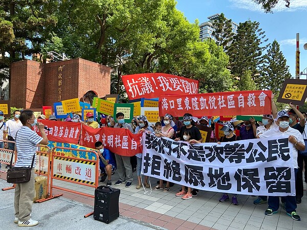 大園區海口里長鄭清木率人陳情光明社區、田寮過田聚落、東龍凱悅社區重新納入徵收,正反各持己見,鄭清木盼政府「讓想留的人留下、想走的人走」。圖/鄭清木提供