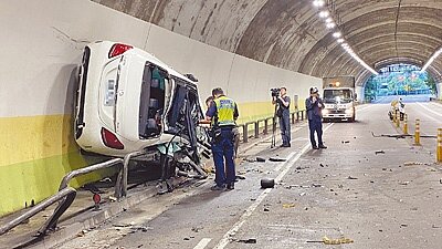42歲陳姓男子23日駕賓士行經隧道,失控衝撞對向車道,撞上隧道牆壁,又貼壁行駛約200公尺才停下,車幾乎全毀。(民眾提供/李文正台北傳真)