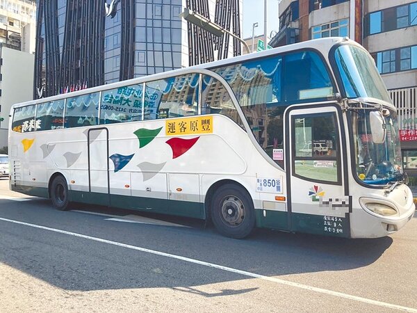 台中豐原客運850路公車日前遭民指控，上國道前被「丟包」，不滿權益受損；交通局表示，依規定已對客運公司開出5000元罰鍰。（讀者提供）