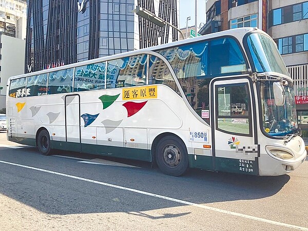 台中豐原客運850路公車日前遭民指控,上國道前被「丟包」,不滿權益受損;交通局表示,依規定已對客運公司開出5000元罰鍰。(讀者提供)