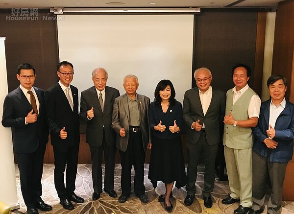 中華民國不動產協進會新任理事長張麗莉(右四)、名譽理事長黃南淵(左四)、副理事長唐國維(左二)、祕書長蕭家興(右二)、產業發展會主委黃志遠(右三)、副主委蔡漢霖(左一)、會刊主委陳明竺(左三)、大展公司董事長邱文良(右一)。好房網News記者李彥穎攝