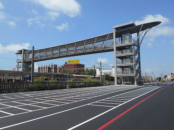 大甲車站人行跨越橋與甲后停車場。圖／台中市建設局提供