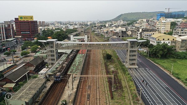 大甲車站人行跨越橋空景。圖/台中市建設局提供