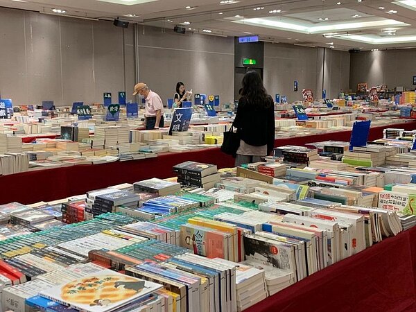 全台百家出版社在新光三越信義新天地A9舉辦5折書展。圖／截自臉書粉專《信義樂生活 X 有你有我》