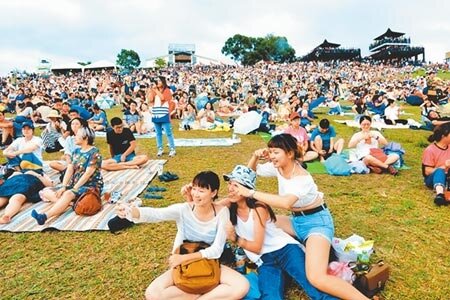 台東旅遊熱度未退,中秋節連續假期旅宿業幾乎爆滿,縣府決定加碼送億元的數位紅包給來玩的旅客。(莊哲權攝)