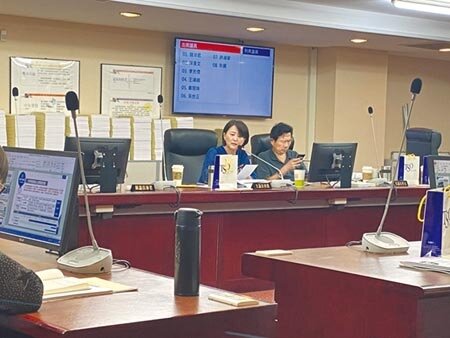 
台北市議員王鴻薇在教育委員會上提出質疑，北流執行長彭季康遭撤換可能是因「人事鬥爭」。（游念育攝）
 