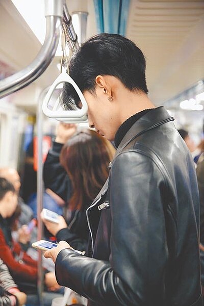 民眾普遍持有智慧手機,財政部規畫綜合所得稅手機報稅的新服務,預計明年5月上線。(本報資料照片)