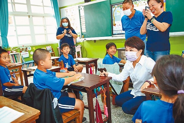 安定國小榮獲台中市閱讀美力角金牌獎，市長盧秀燕出席學校閱讀活動表肯定。（陳淑娥攝）