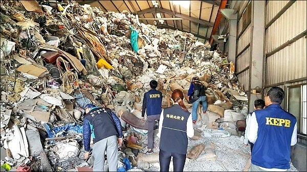 高雄「租霸集團」大肆將廢泡棉、混凝土、石棉板堆放租來的廠房內,之後一走了之,橋頭地院重判主嫌3人。記者賴郁薇/翻攝