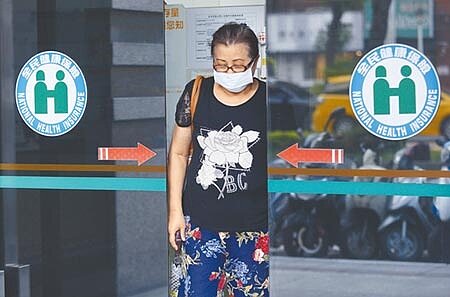 今年C肝治療開放人數創下歷年新高，明年的預算由今年的81.66億元縮減至65.7億元。圖為一位民眾到健保署台北業務組洽公。（張鎧乙攝） 