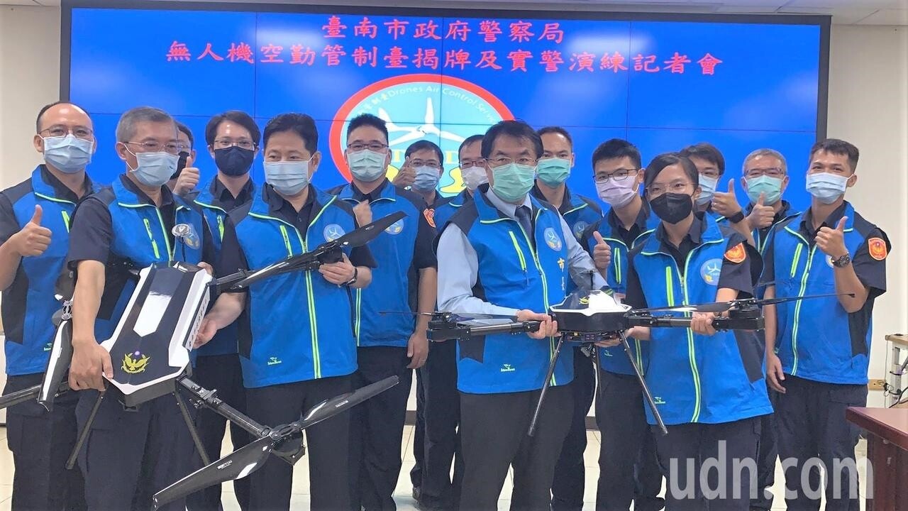 台南市警局成立「無人機空勤管制台」,市長黃偉哲(前右二)與局長詹永茂為15名合格飛手加油打氣。記者吳淑玲/攝影