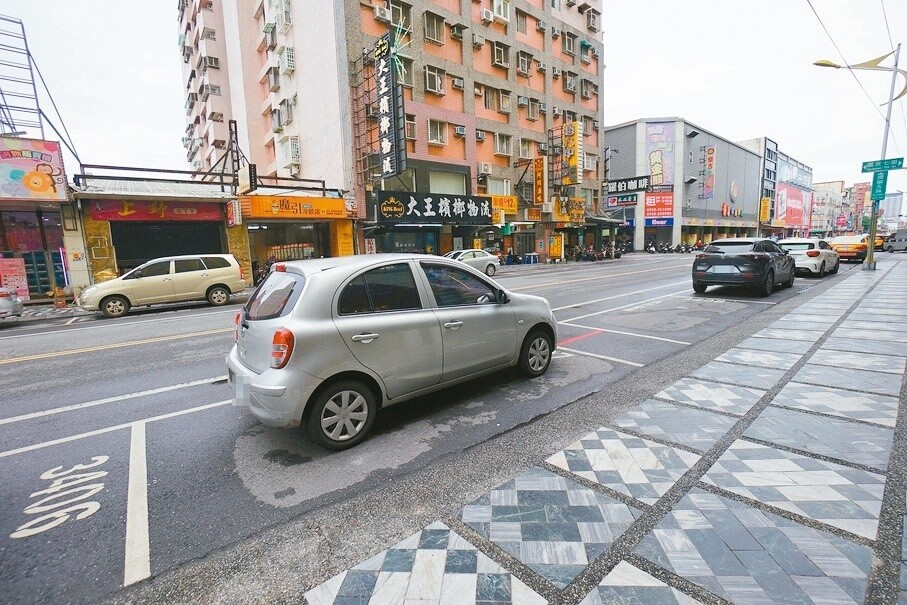 花蓮縣府因應蘇花改通車後停車需求，市區收費停車格將建置智慧停車及導引系統，並即時回傳，方便民眾查詢停車資訊。記者王燕華／攝影