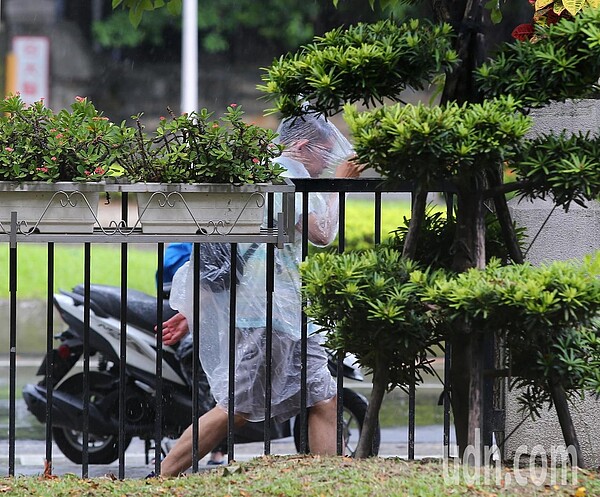 今天白天大台北及東半部雲量多偶有局部短暫雨;新竹以南多雲時晴、中南部山區午後有局部短暫雷陣雨。本報資料照片